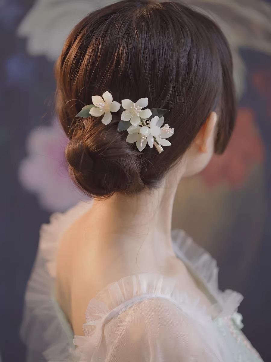 Woman with a floral hair clip her hair against a blurred background