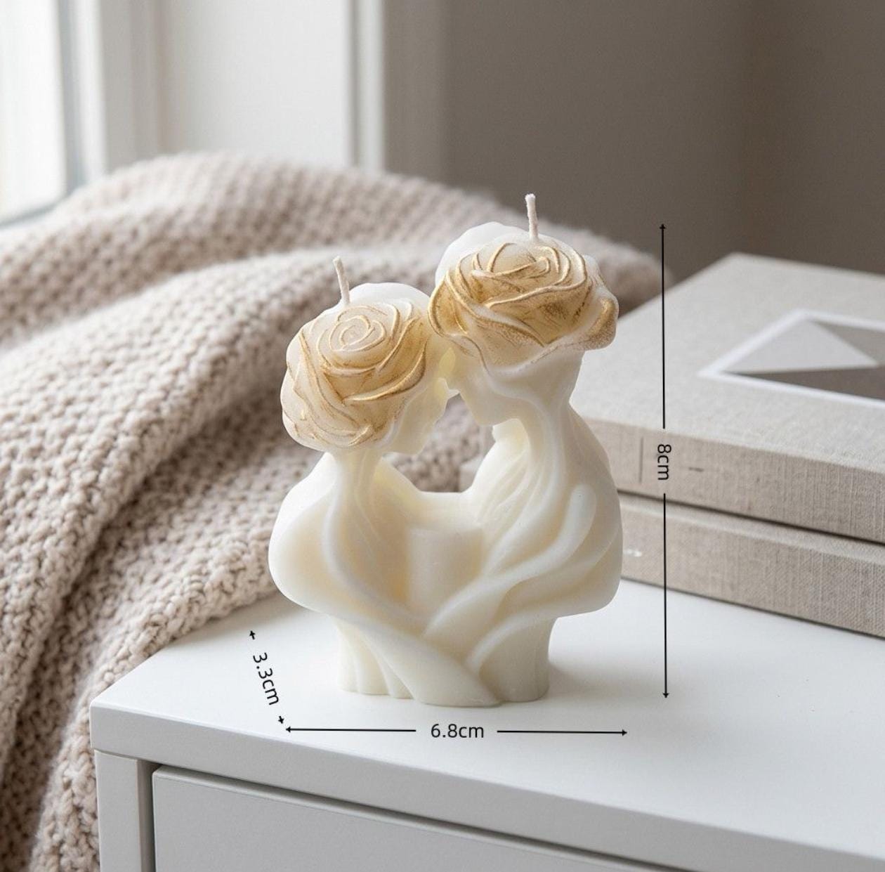 Decorative candle with floral design on a white surface, with measurements indicated.